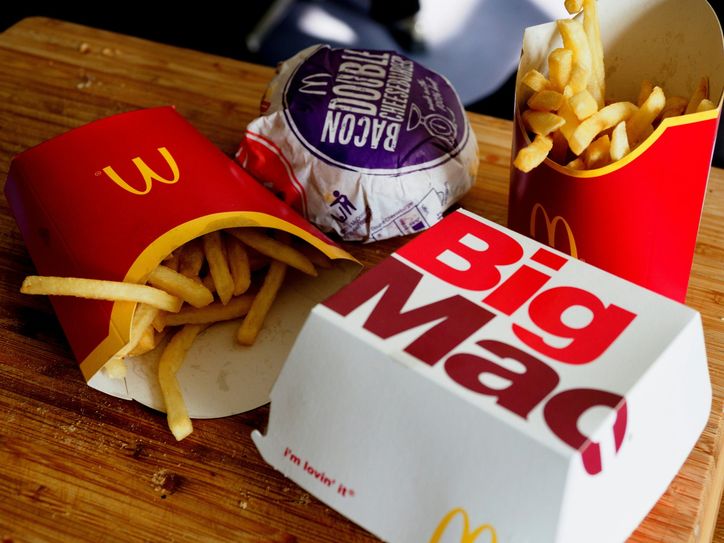 Wenn es mal schnell gehen muss: Burger und Pommes sind im Landkreis Bautzen beliebt (Symbolbild).