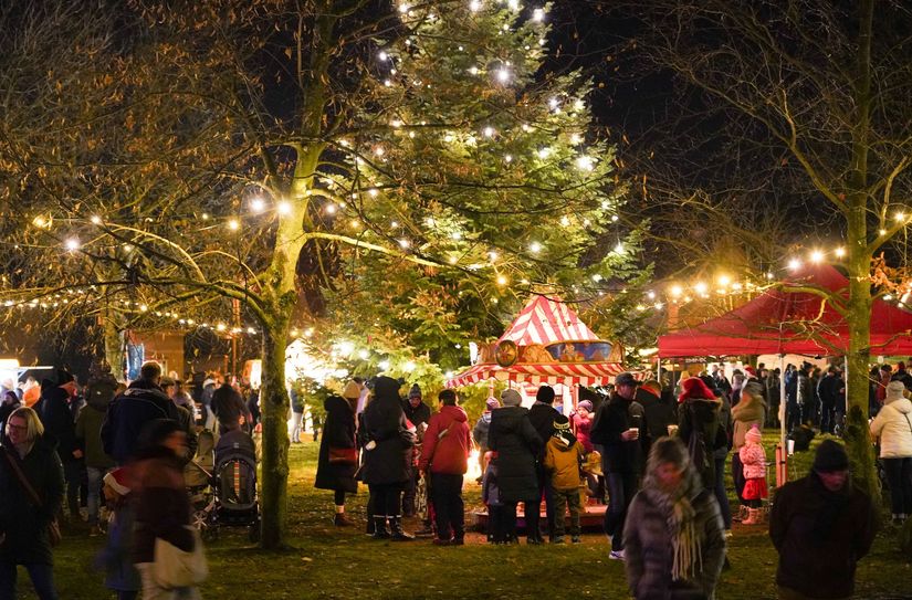 Abendstimmung auf dem Weihnachtsmarkt in Schwarzheide.