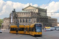 Straßenbahn vor der Semperoper.