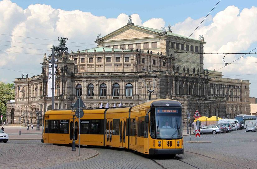 Straßenbahn vor der Semperoper.