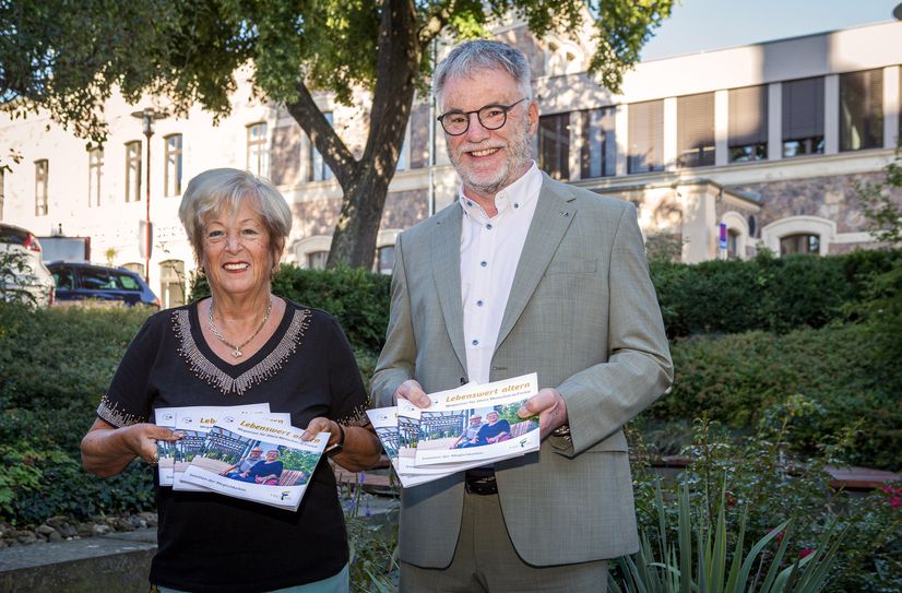 Oberbürgermeister Uwe Rumberg und Freitals Seniorenbeauftragte Heidrun Weibel präsentieren die neue Seniorenbroschüre.