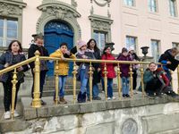 Teilnehmende des Museumsprojekts vor dem Schloss Branitz.