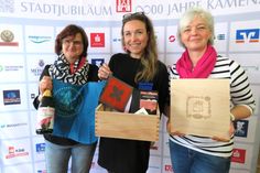 Carola Büttner, Anne Hasselbach und Henriette Braun von der Cityinitiative Kamenz präsentieren die neue Citybox mit Kamenzer Produkten (v.l.n.r). Foto: Matthias Stark
