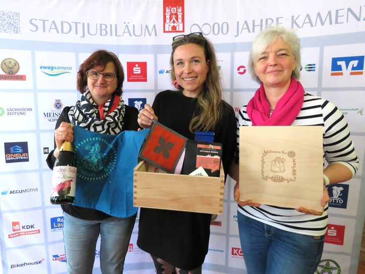 Carola Büttner, Anne Hasselbach und Henriette Braun von der Cityinitiative Kamenz präsentieren die neue Citybox mit Kamenzer Produkten (v.l.n.r). Foto: Matthias Stark