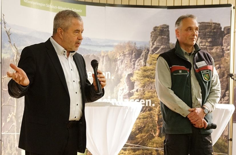 Landrat Michael Geisler (li.) und Uwe Borrmeister, Leiter der Nationalparkverwaltung von Sachsenforst, diskutierten mit den Teilnehmern.