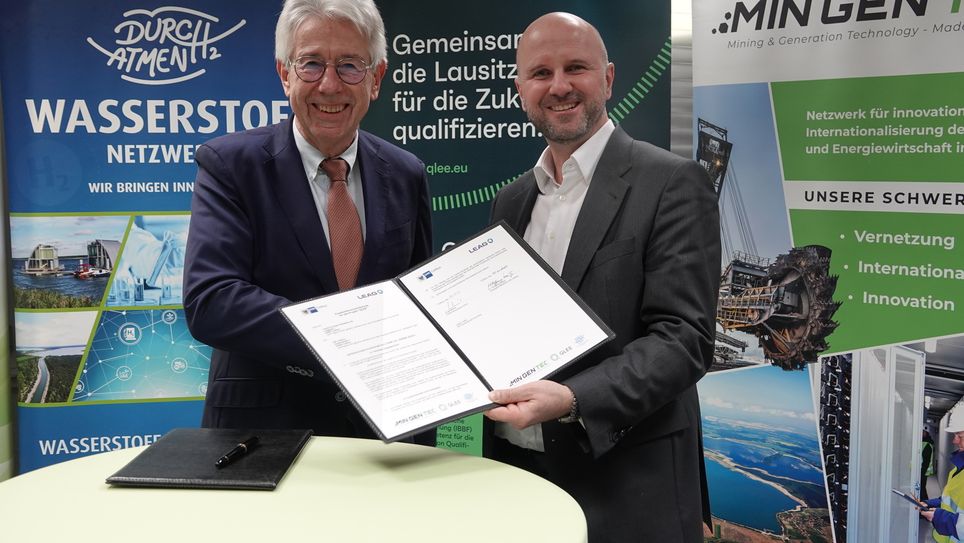 LEAG-Personalvorstand Jörg Waniek (rechts) und Dr. Wolfgang Krüger, Hauptgeschäftsführer der IHK Cottbus.