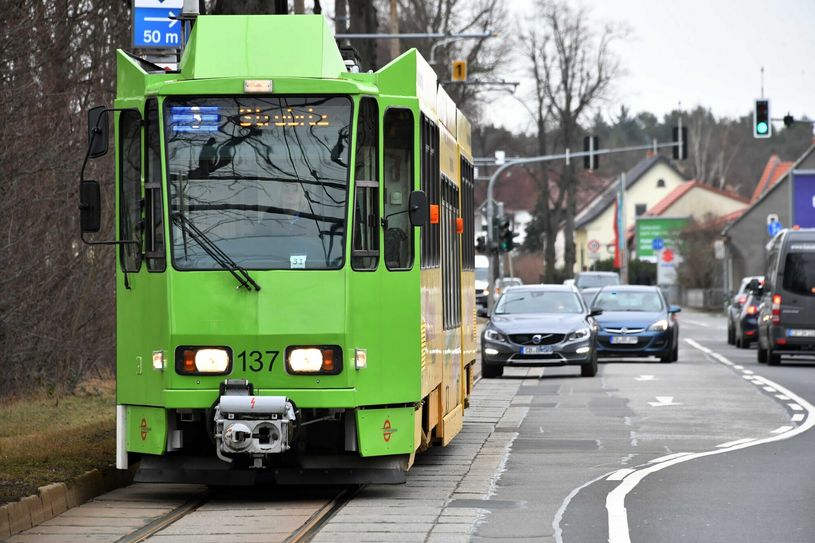Veraltete Gleise und Straßenschäden in Cottbus.