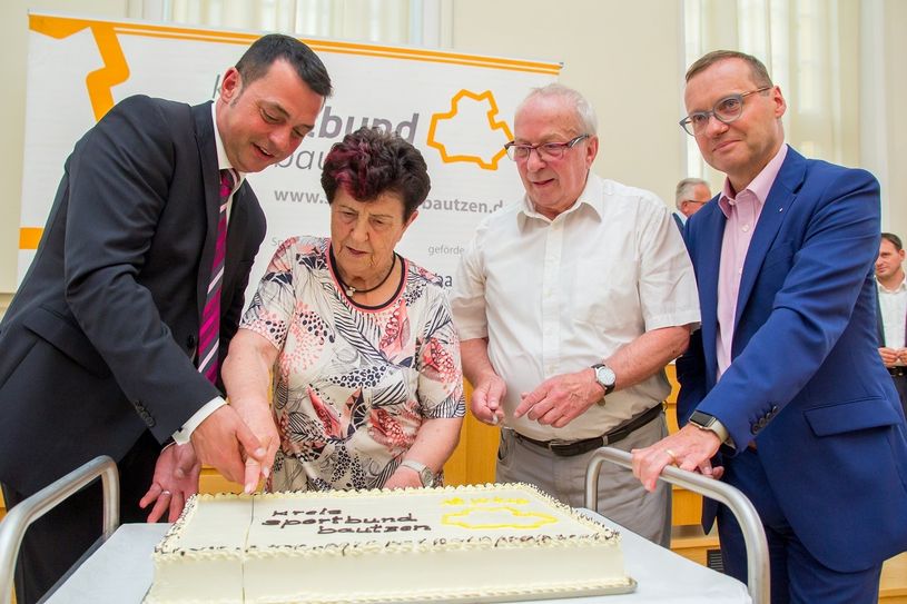 Eine Torte zum zehnten Geburtstag durfte auch bei den Sportlern nicht fehlen. (Foto: Robert Michalk)