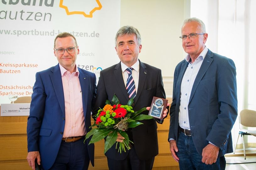Eine Ehrung für Landrat Michael Harig (m.) von Torsten Pfuhl und Dietmar Stange. (Foto: Robert Michalk)