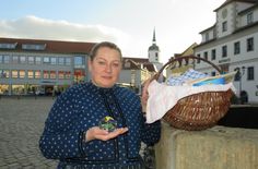 Cornelia Schnippa ist Gästeführerin. Bei ihren Besuchertouren spielen auch die sorbische Arbeitstracht und diese Glättekugel eine Rolle. Damit wurden früher Knitterfalten aus Kleidungsstücken »gebügelt«.