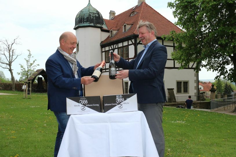 Hoflößnitz-Geschäftsführer Jörg Hahn und Oberbürgermeister Bert Wendsche packten den Sekt in die Kisten. Foto: Stadt