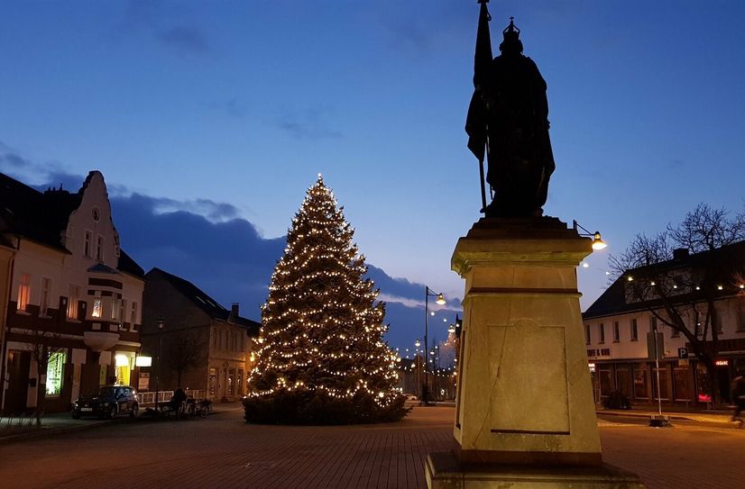 Der Weihnachtsbaum auf dem Dietrich-Heßmer-Platz war 2021 eine romantische Lichtquelle.