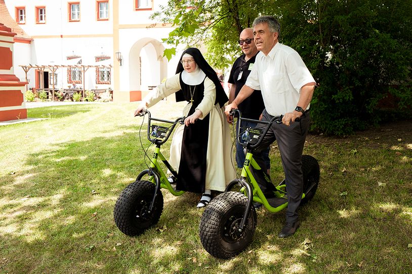 Schwungvoll soll es auch im neuen Jahr für das Kloster und den Landkreis weitergehen: Äbtissin Gabriela Hesse und Landrat Michael Harig holten schon einmal Schwung mit den Monsterroller. Foto: CSB Miltitz / Kellermanns