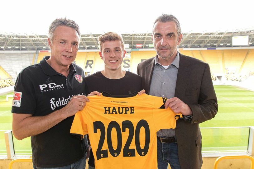 v.l. Cheftrainer Uwe Neuhaus, Niklas Hauptmann und Sportgeschäftsführer Ralf Minge (Foto: Steffen Kuttner)
