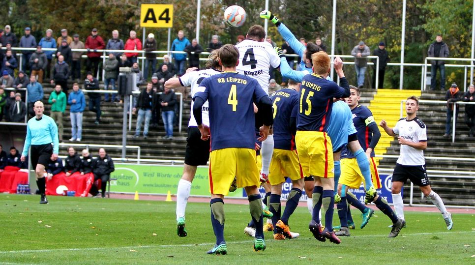 Bevor es für das Leipziger Tor brenzlig wird, entschärft Bejamin Bellot im Tor der Gäste den Eckball. Foto: Torsten Zettl