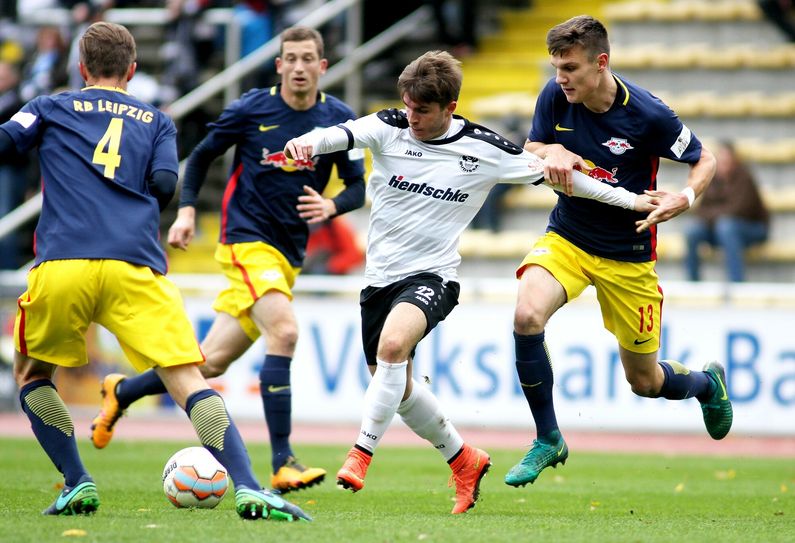 Maik Salewski (Mitte, Bautzen) wird hier von Gino Fechner (rechts) und S. Reddemann (links, beide Leipzig) bedrängt. Foto: Torsten Zettl