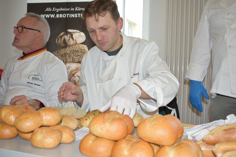 Die Prüfer Michael Isensee vom Brotintitut (links) und Bäckermeister Markus Thonig testen die Brötchen. Foto: spa