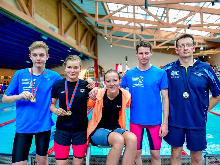 Teamfoto in Schwedt mit David Richter, Alina Müller, Kora Büttner, Max Uhlmann und Betreuer Karsten Jerosch (von links nach rechts). Foto: Carsten Böttinger