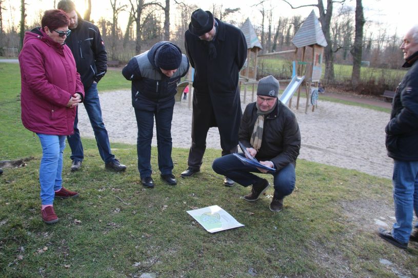 Stadtmitarbeiter Matthias Schmieder (2.v.r.) erklärt interessierten Stadträten und Bürgern die geplante Anlage des neuen Wasserspielplatzes im Stadtpark. Foto: Farrar