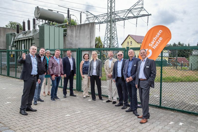 Standortvorstellung der SachsenNetze in Großröhrsdorf mit den Geschäftsführern Dr. Steffen Heine (links) und Dr. Kathrin Kadner (7.v.l.). Foto: Lutz Weidler