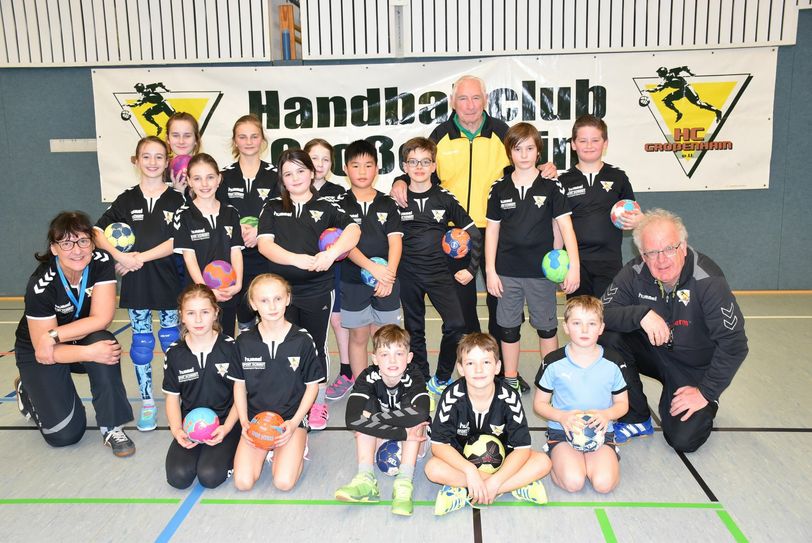 Die E-Jugend in der Rödertalhalle mit Urgestein Bernd Mammitzsch (hinten) und den Trainern Petra Otto sowie Günter Köster.              Foto: ct