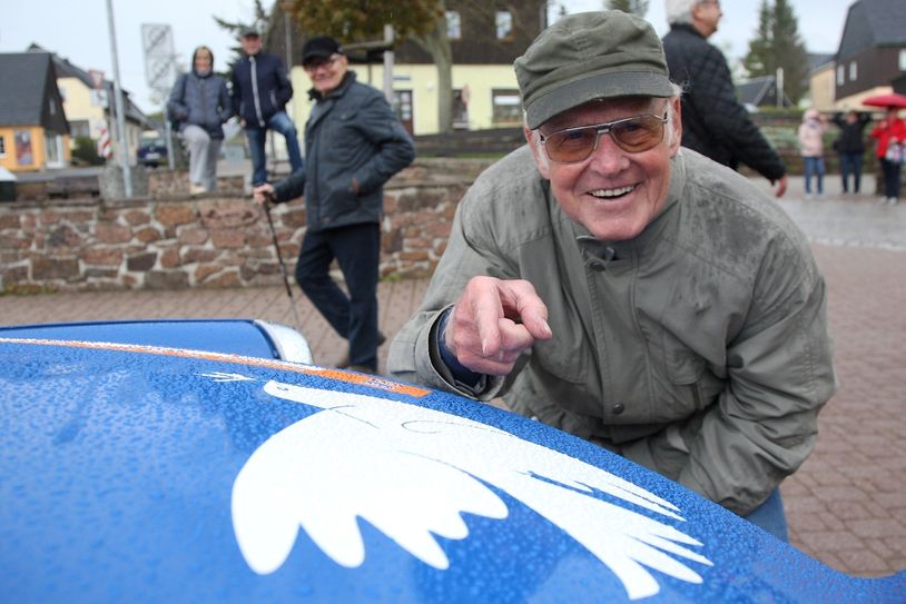 Gustav-Adolf „Täve“ Schur war extra mit seinem Trabi (samt Friedenstaube auf der Motorhaube) nach Altenberg gefahren.