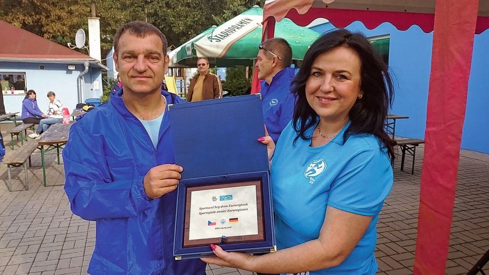 Vera Nechybová erhielt von Petr Procházka, Fußballklub Bílina eine Gedenkplakette des Wettkampfes. Foto: Euroregion