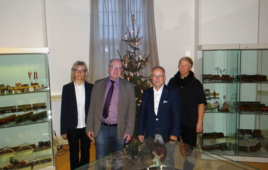 Foto: von links nach rechts Simone Bergmann, Bürgermeister Thomas Martolock, Oberbürgermeister Stefan Skora und ZooKultur Prokuristin Kerstin Noack. Foto: Zoo, Kultur und Bildung Hoyerswerda gGmbH
