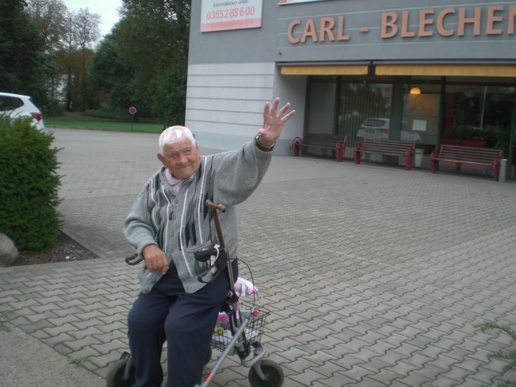 Der Cottbuser »Winke-Opi« Horst Sonntag in Aktion vor dem Carl-Blechen-Haus. Foto: Kayser