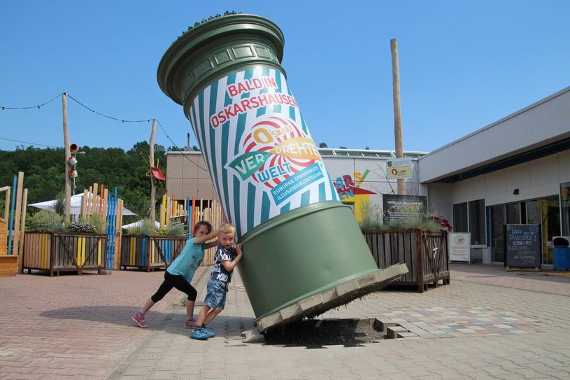 Irgendwas stimmt hier nicht. Vincent (2) und Mia (6) versuchen die Berliner Litfaßsäule wieder ins Lot zu bringen. Ein kleiner Vorgeschmack »Oskars verrückte  Welt«. Foto: Schramm