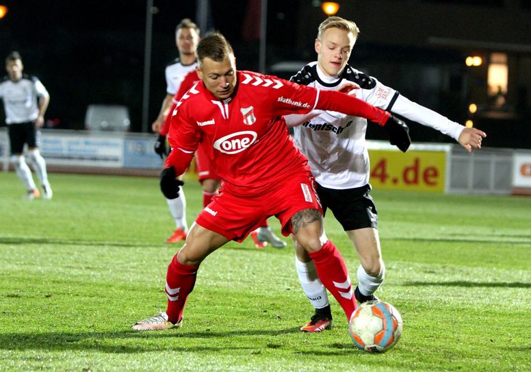 Zweikampf an der Seitenlinie zwischen Janik Mäder (links, Meuselwitz) und Josef Müller (rechts, Bautzen). Foto: Torsten Zettl