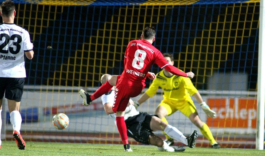 Auch wenn sich der Bautzner Martin Kolan in den Schuß wirft, der Ball findet sein Ziel ins Netz. Rene Weinert (Mitte, Meuselwitz) trifft in der 20. Minute ins lange Eck zur Gästeführung. Foto: Torsten Zettl