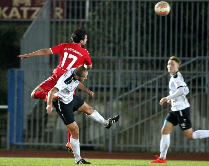 Auch wenn es so aussieht, als ob Josef Nemec (unten, Bautzen) gefoult wird, den Freistoß bekommt Kamm Al-Azzawe (oben, Meuselwitz). Foto: Torsten Zettl