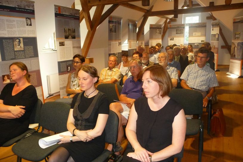 Julia Spohr, Juliane Hanzig und Corinna Jentzsch (v. re.) bei der Vernissage.