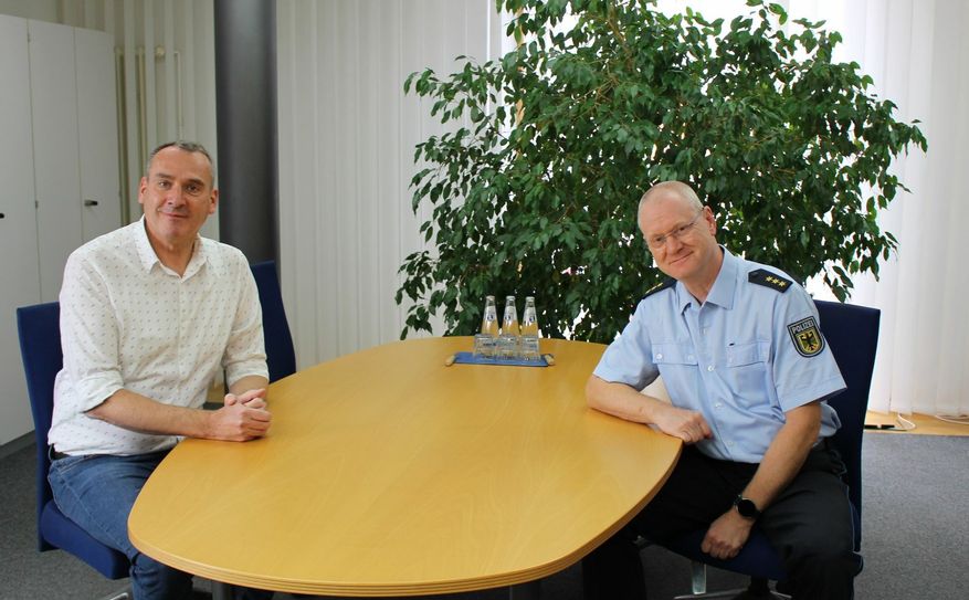 Andreas Bindseil und Bürgermeister Andreas Fredrich sprachen unter anderem über die Erweiterungspläne der Bundespolizei am Senftenberger Bahnhof. (Foto: Stadt Senftenberg/Henry Doll)