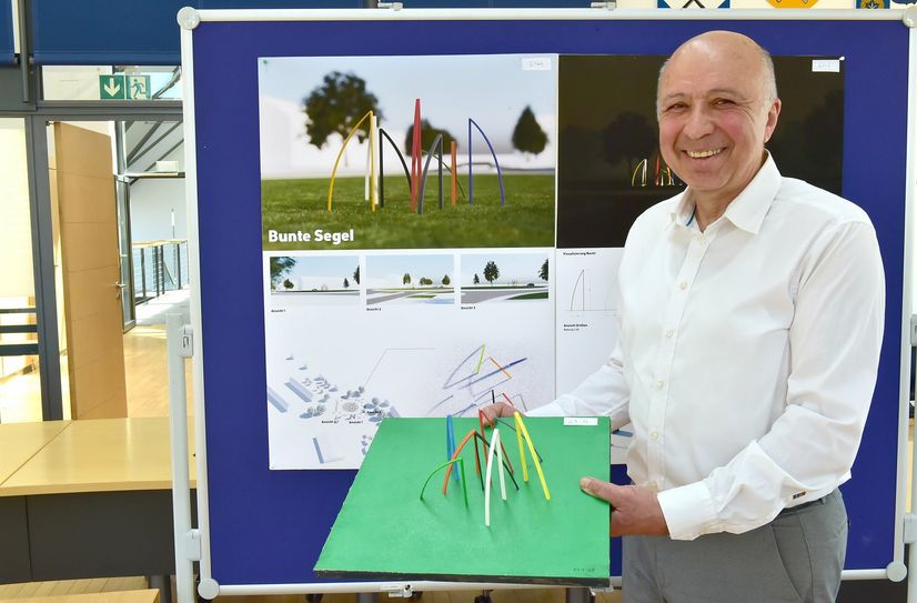 Der freischaffende Künstler und Architekt Ararat Heydeyan gewinnt mit seinem Projekt »Bunte Segel« einen Wettbewerb zur Gestaltung eines Kreisverkehrs in Senftenberg.
