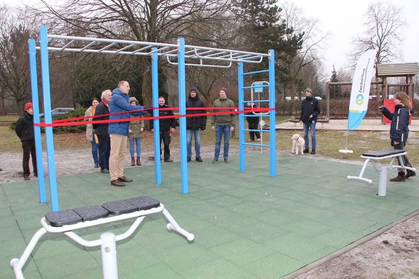 Senftenbergs Bürgermeister Andreas Fredrich löst oben das Eröffnungsband an der Hangleiterstation am Niemtscher Seestrand.