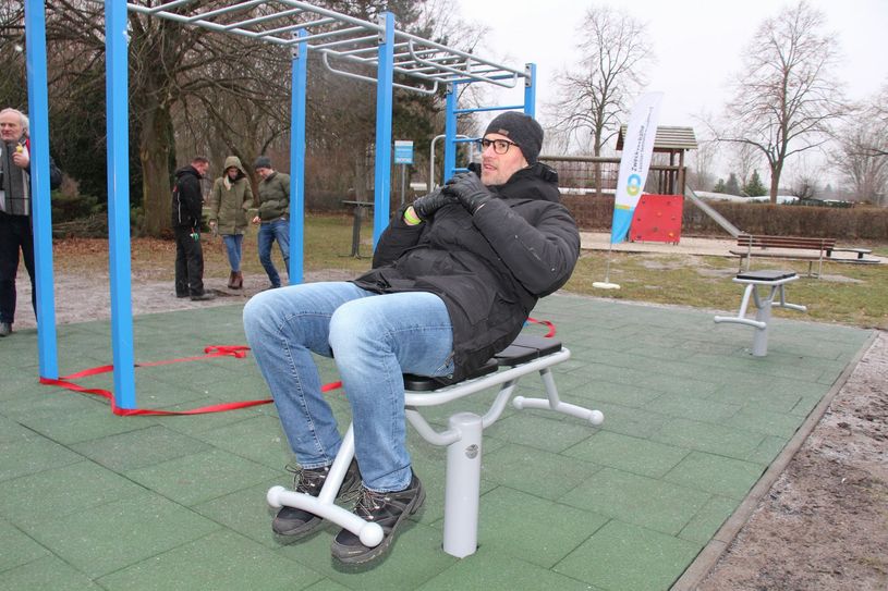 Jan Przybilski, Inhaber vom Vital - Der Gesundheitsclub, zeigt, dass man an den kleinen Elementen etwa mit Crunches seine Bauchmuskulatur trainieren kann. Fotos: sts
