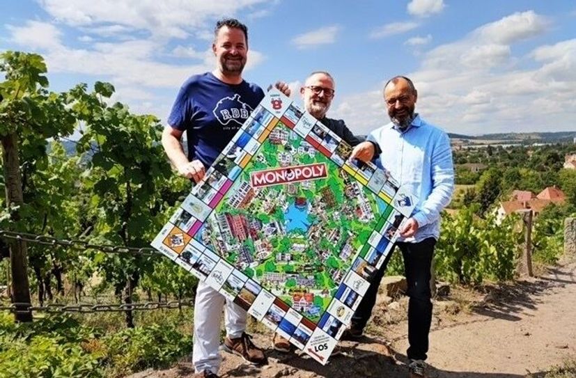 Raimund Dinglinger, Lutz Richter und Thomas Rohe (v.l.) mit dem Spielbrett.