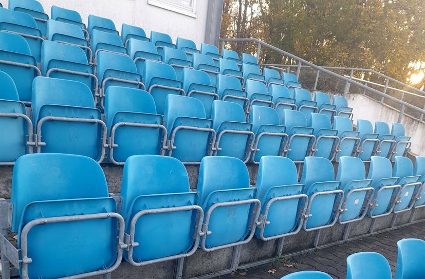 Betagte Sitzschalen in der Feralpi-Arena Riesa.