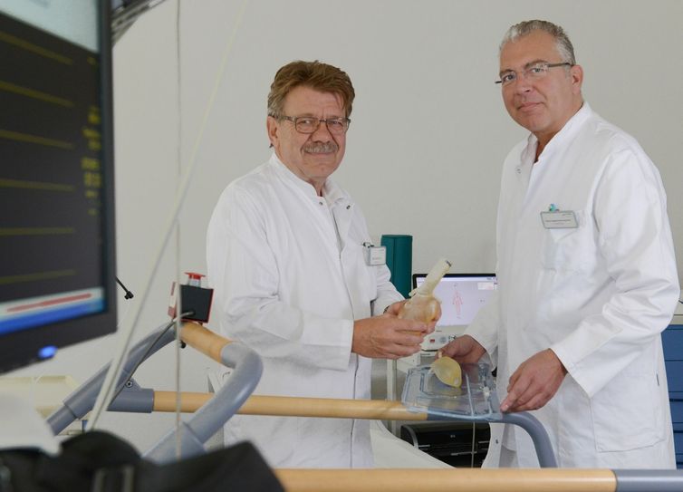 Tom Hammermüller (r.), Chefarzt des Gefäßzentrums Niederlausitz, sowie Oberarzt Dipl.-Med. Detlef Peitz (l.) freuen sich zum am 9. Oktober ab 13 Uhr auf viele interessierte Besucher in der Sparkasse in Senftenberg. Foto: Steffen Rasche