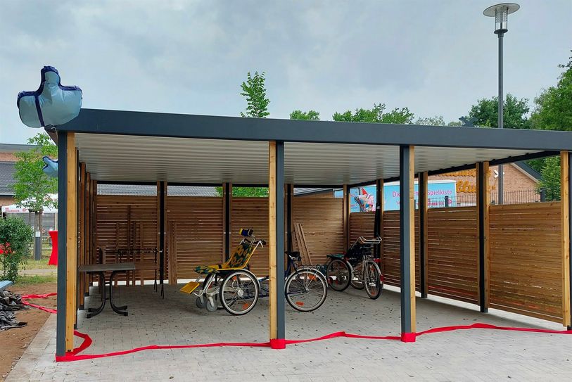 Die Fahrradbox ergänzt jetzt das Kinderhaus und bietet Unterstellmöglichkeiten für bis zu 22 große und kleine Räder.