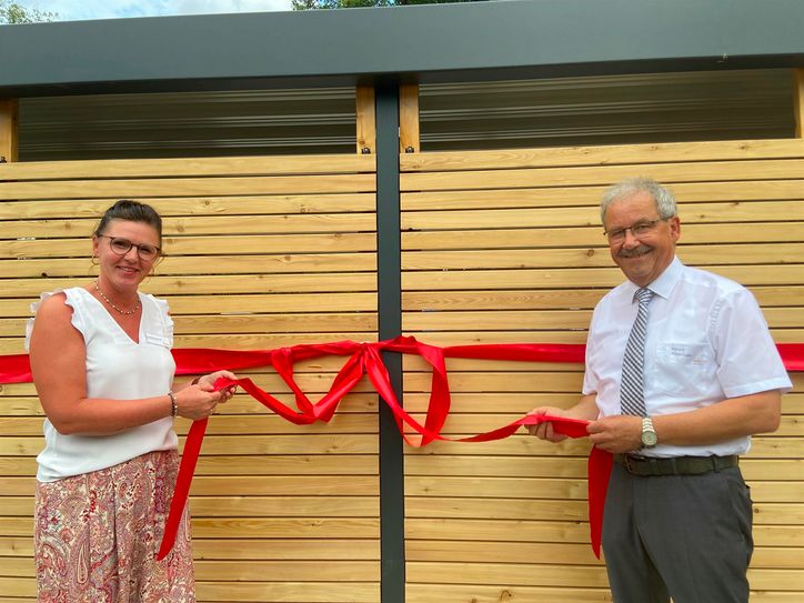 Hausleiterin Daniela Konzack und Landrat Harald Altekrüger eröffnen die Fahrradbox am Johanniter-Kinderhaus »Pusteblume«.