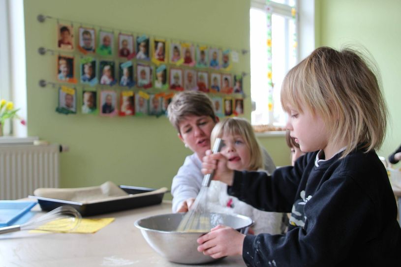 Die Kinder dürften die hohen Auflagen nicht jucken. Der erste Backtag in den neuen Räumlichkeiten ist viel spannender. Foto: Schramm