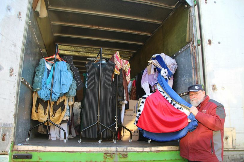 300 Kostüme im LKW-Anhänger. »Es fängt an muffig zu riechen«, sagt Rolf-Dieter Koch.      Foto: Schramm