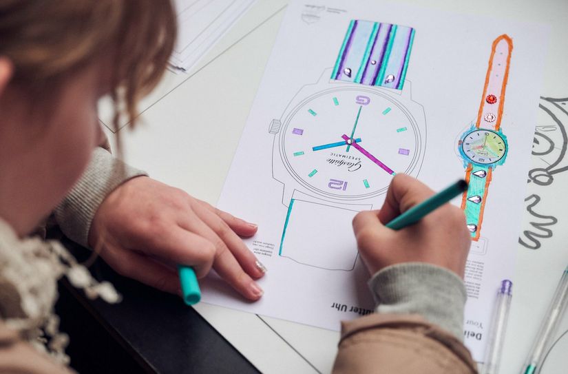 Ferienkinder dürfen ihre eigene Uhr gestalten.