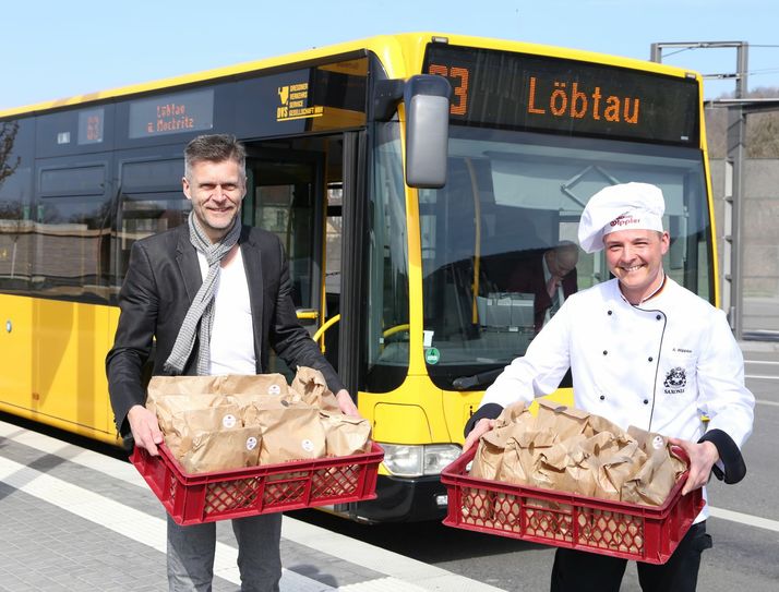 DVB-Vorstand Lars Seiffert (li.) freut sich über die 200 Lunchpakete der Bäcker für die DVB-Fahrer.