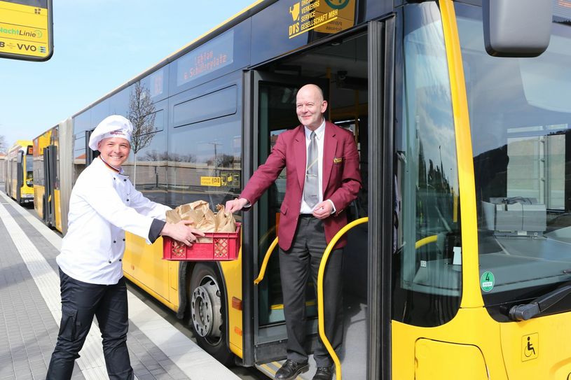 Busfahrer Heiko Creutz (re.) greift freudig in seiner kurzen Pause zum leckeren Lunchpaket. Fotos: DVB