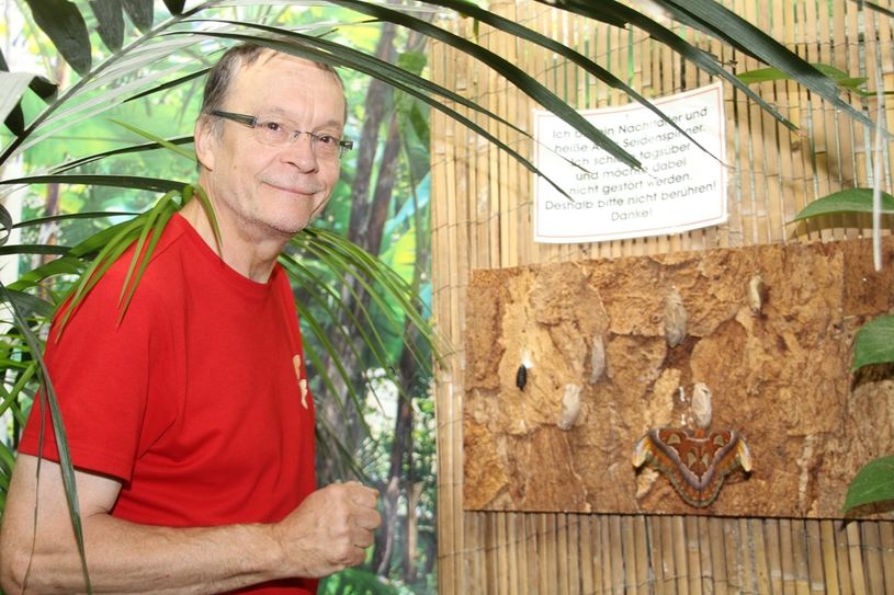 Frithjof Helle in der Flughalle, die momentan neue Gaze spendiert bekommt. Foto: Keil