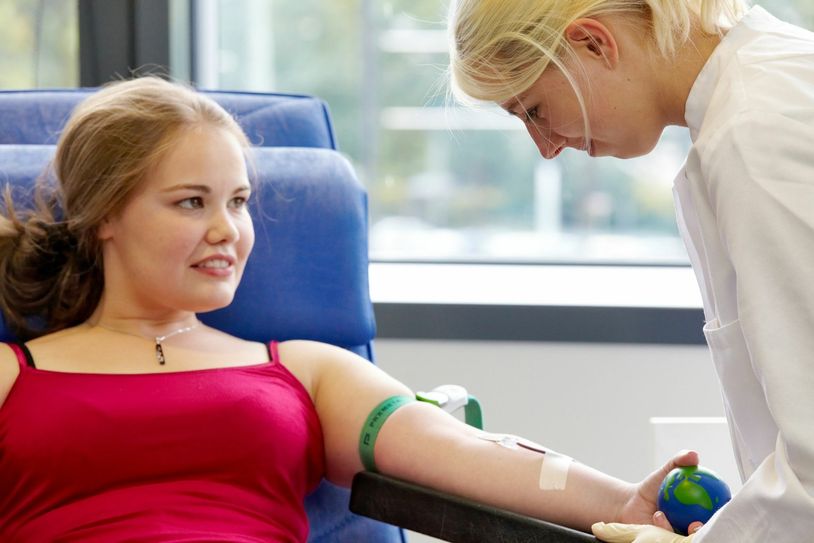 Grundsätzlich können alle gesunden Menschen ab 18 Jahre bis zum vollendeten 72. Lebensjahr Blut spenden. Foto: DRK-Blutspendedienste